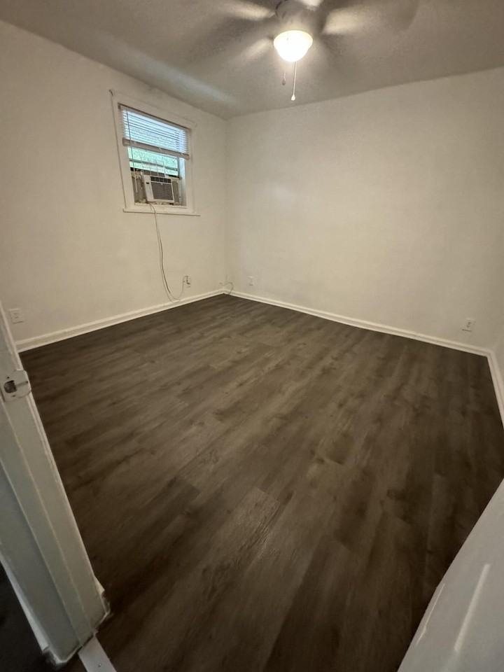 3545 Admiral Dr #4 - Photo 5 of 14