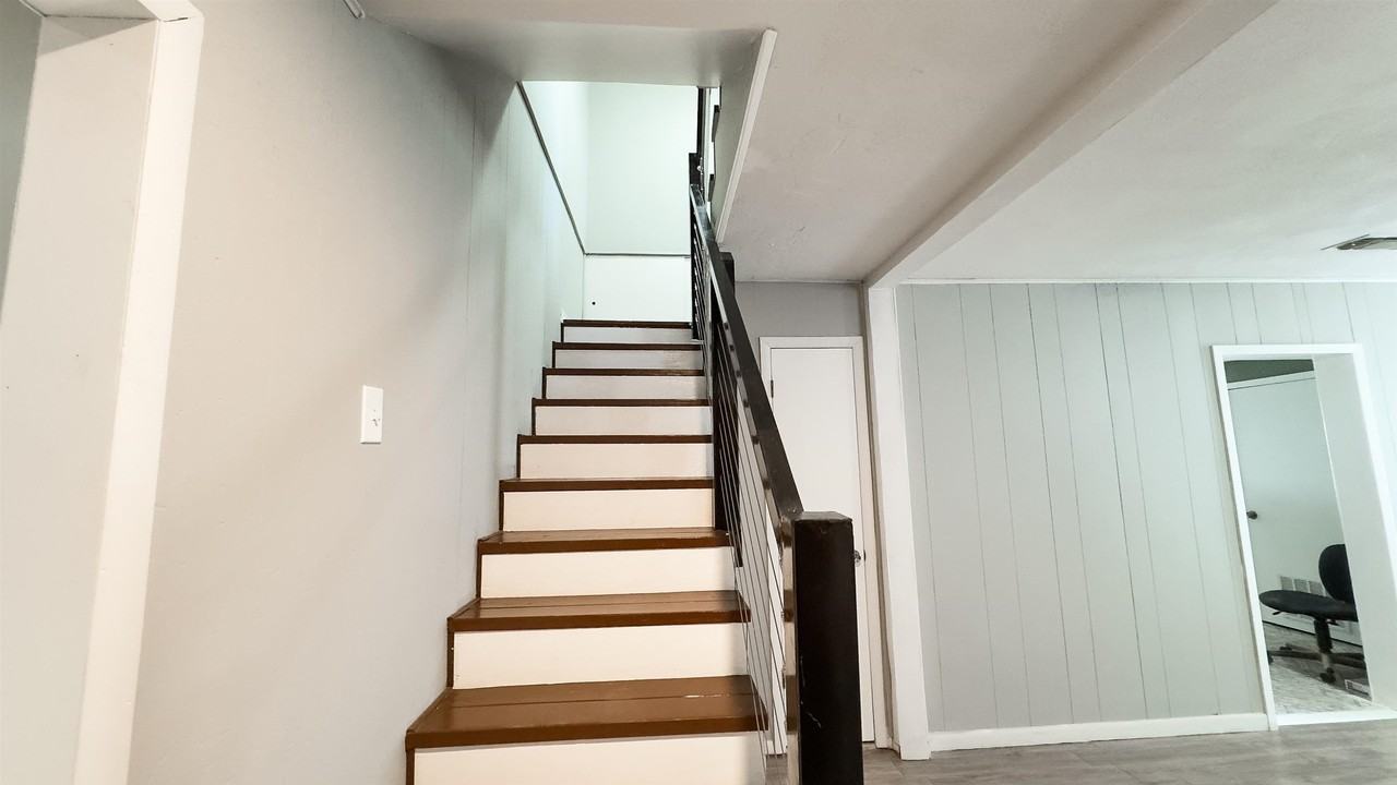 212 Avenue L - Photo 3 of 34