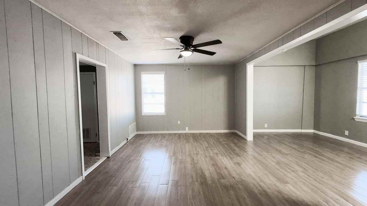 212 Avenue L - Photo 4 of 34