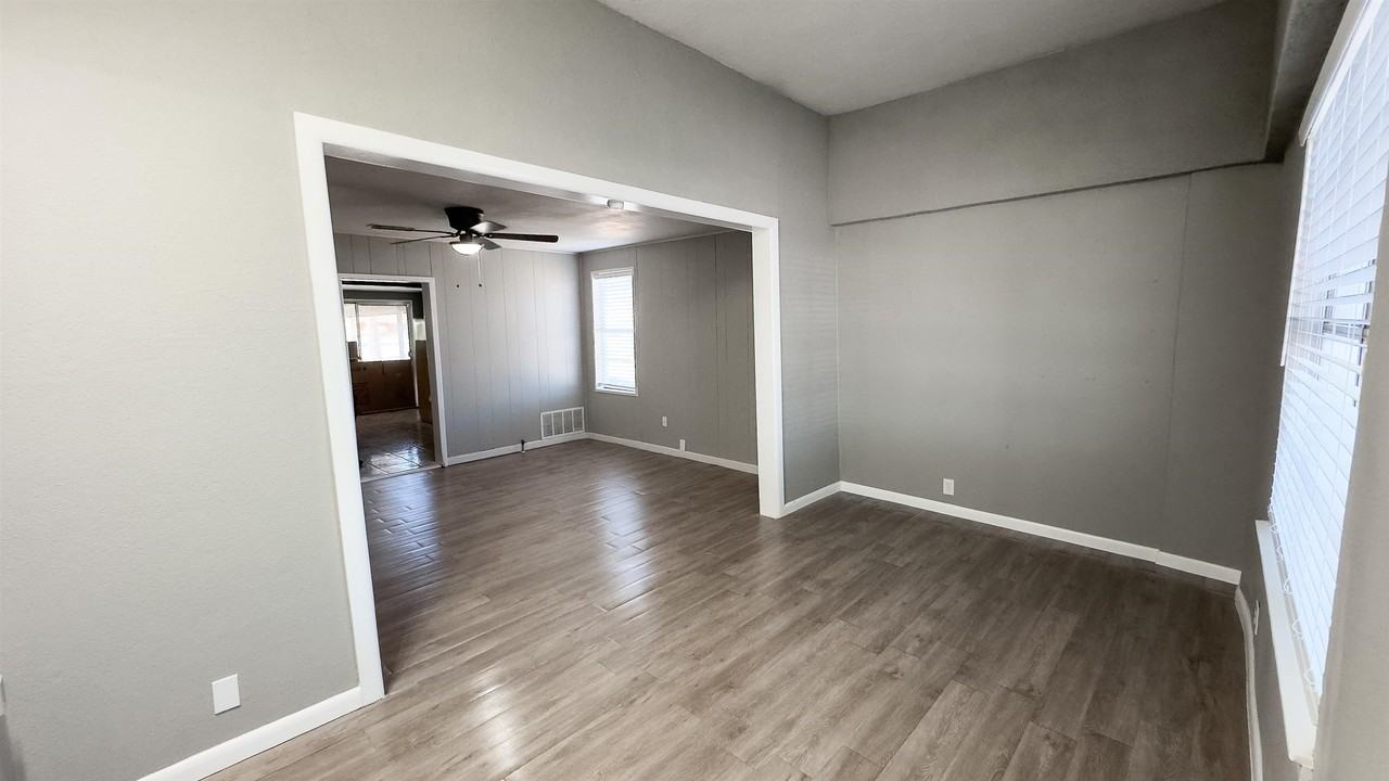 212 Avenue L - Photo 5 of 34