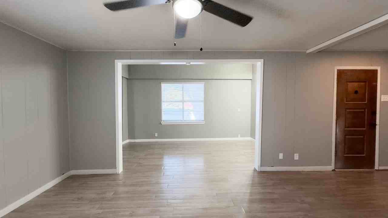 212 Avenue L - Photo 6 of 34