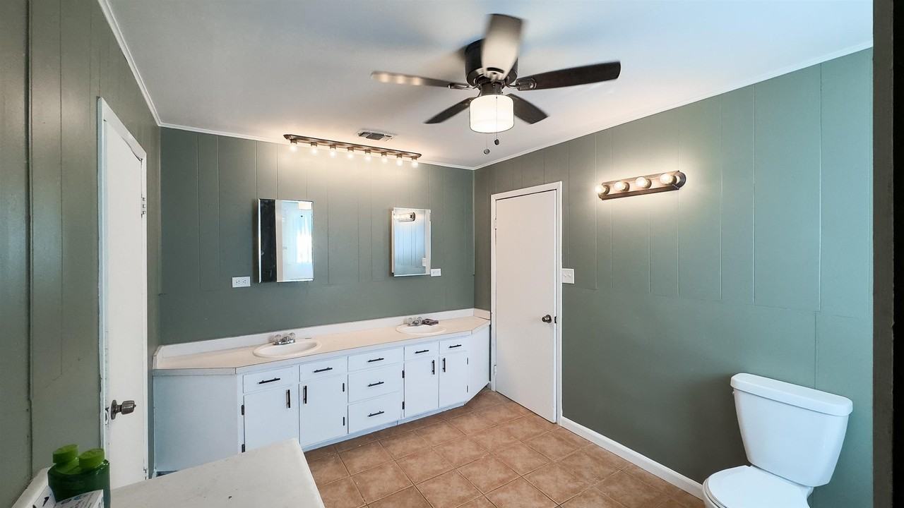 212 Avenue L - Photo 7 of 34