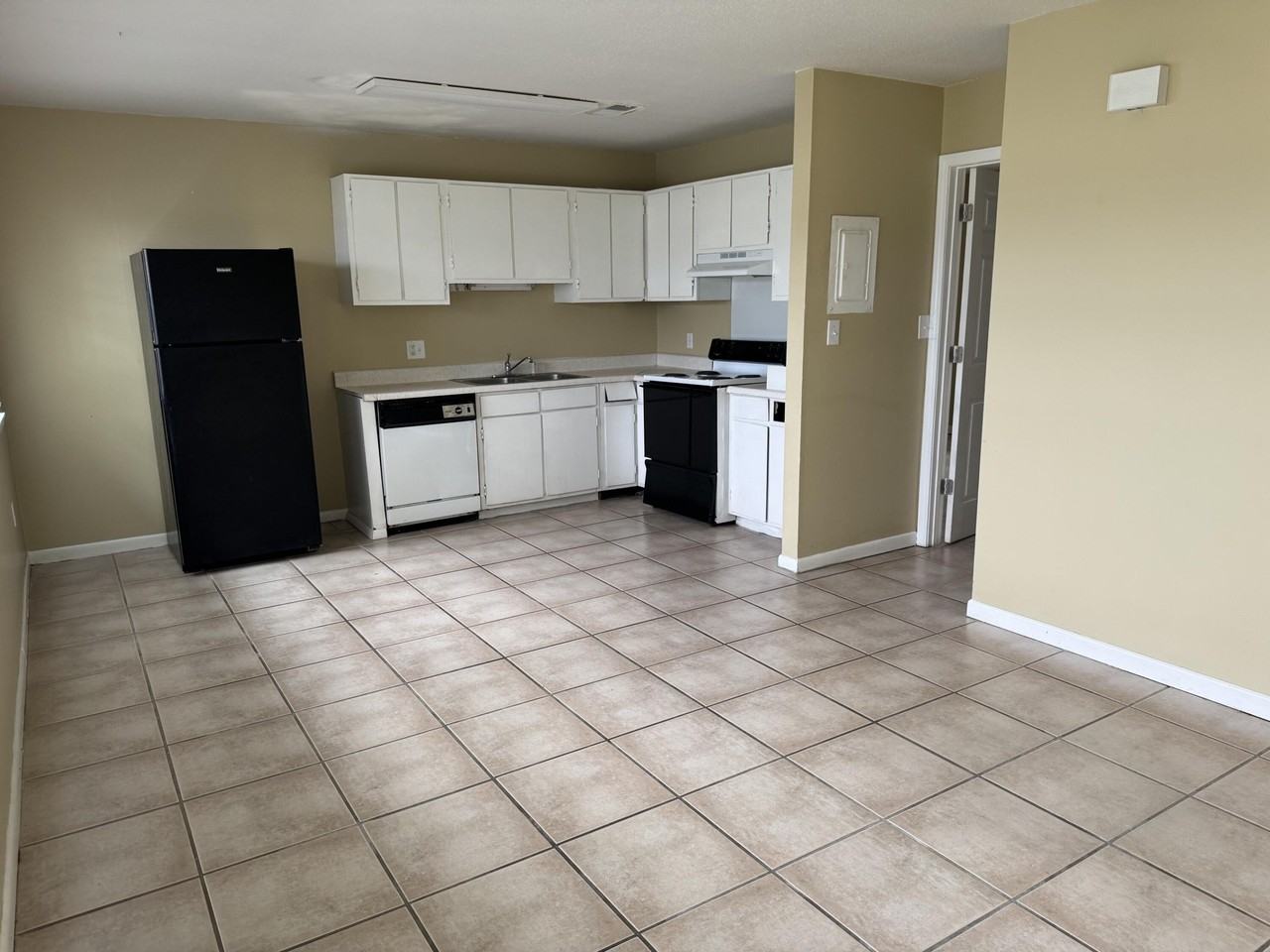 102 Chicago Ave Se - Photo 2 of 4