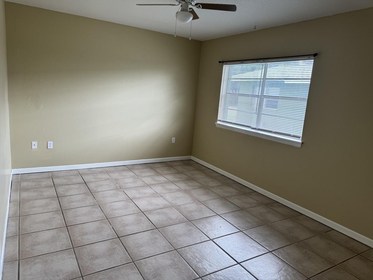 102 Chicago Ave Se - Photo 3 of 4
