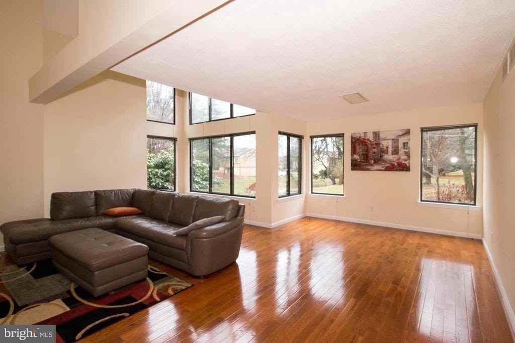 80 Sayre Dr - Photo 2 of 31