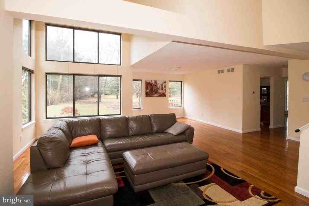 80 Sayre Dr - Photo 3 of 31