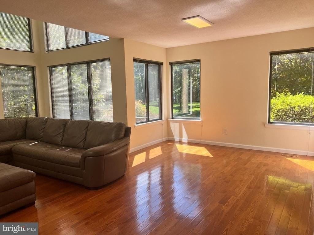 80 Sayre Dr - Photo 4 of 31