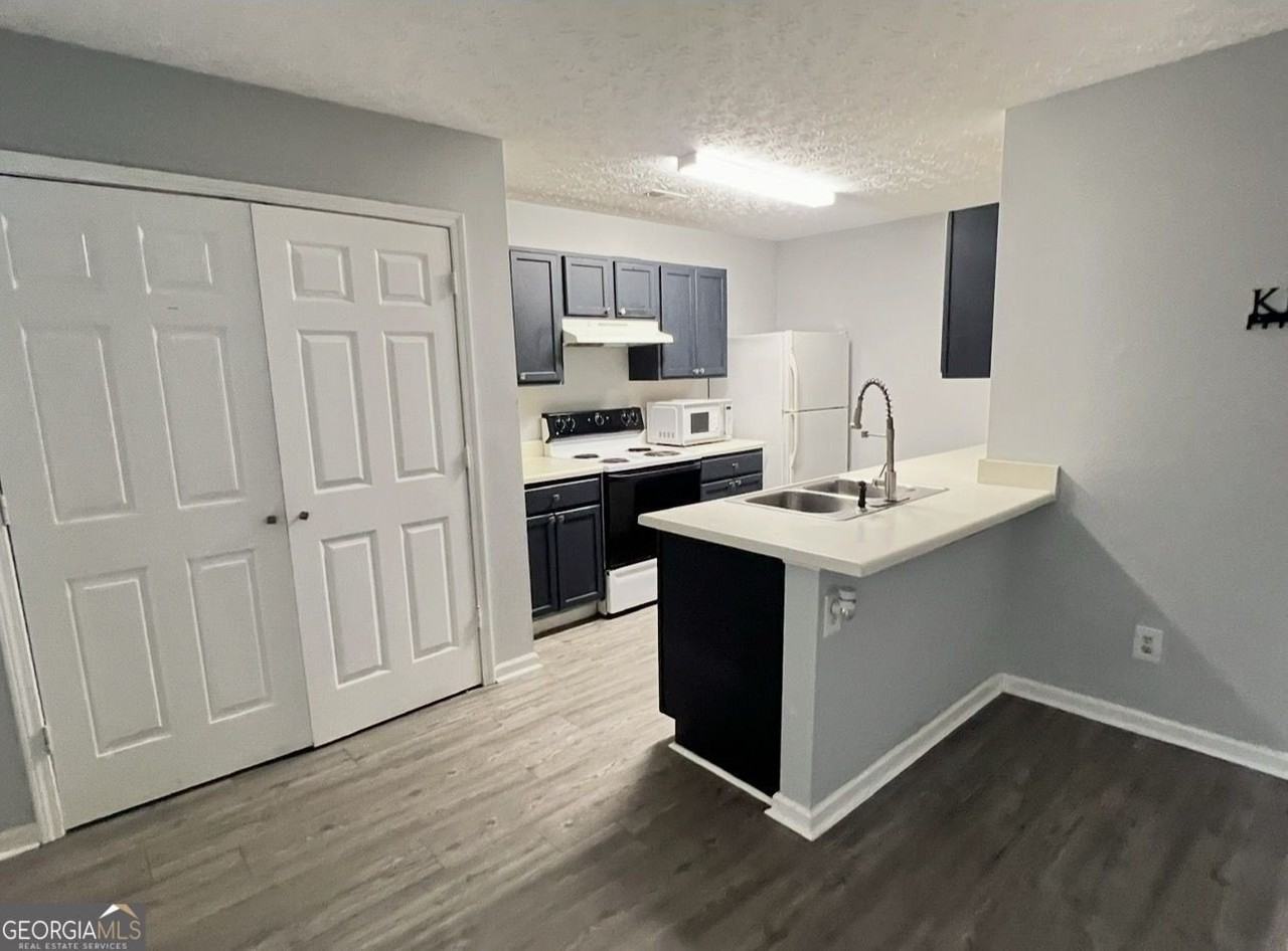 2279 Strathmoor Manor Dr - Photo 4 of 9