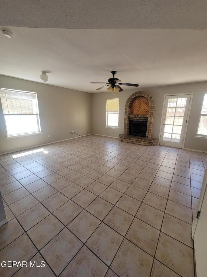 3200 Mountain Ridge Dr - Photo 4 of 50