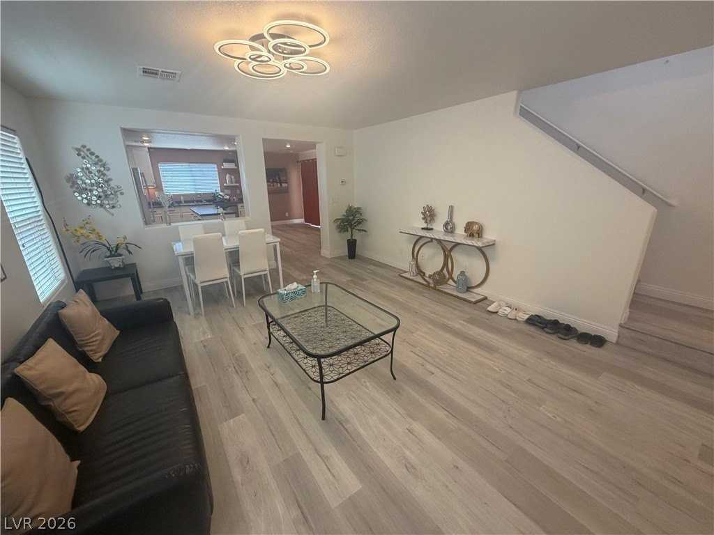 569 Port Talbot Ave - Photo 3 of 20