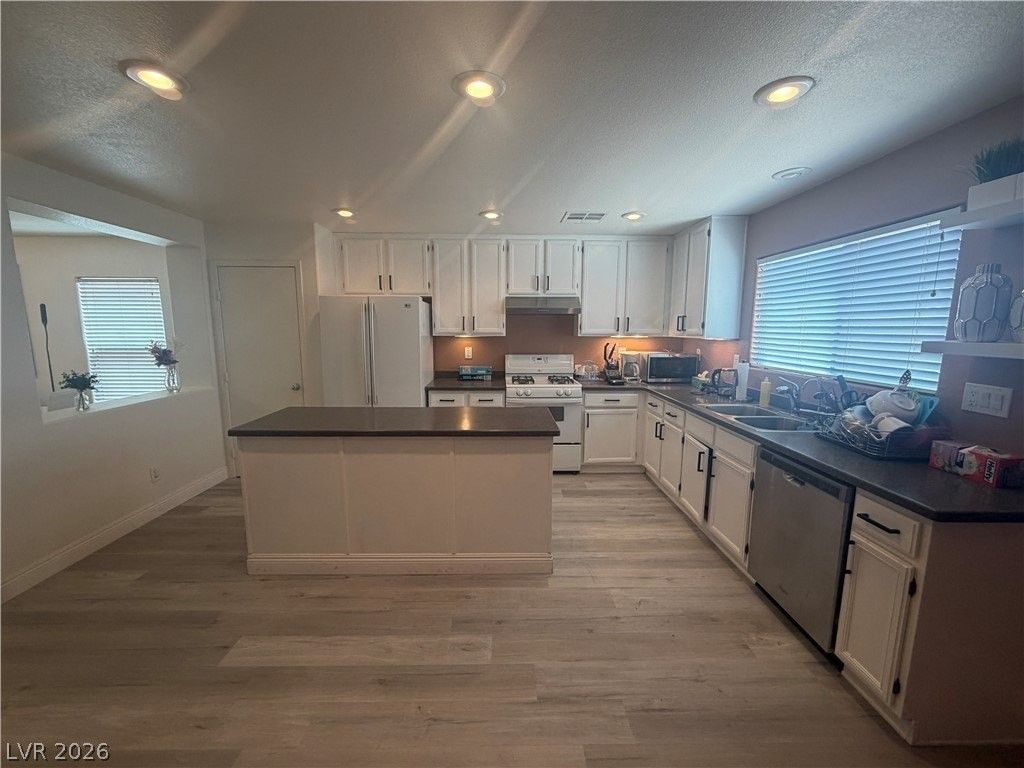 569 Port Talbot Ave - Photo 5 of 20