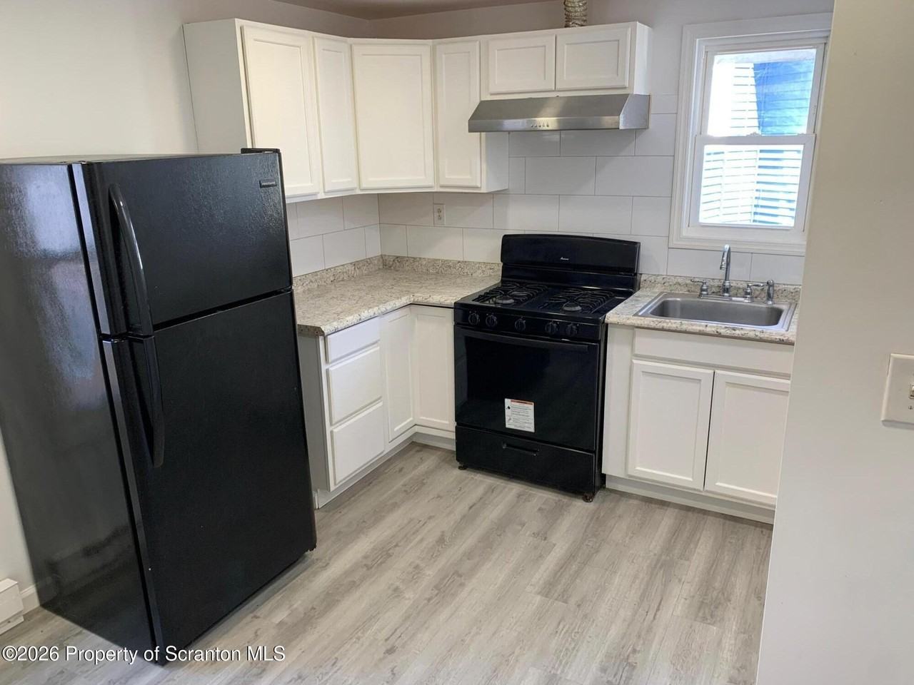 404 Railroad Ave - Photo 2 of 11