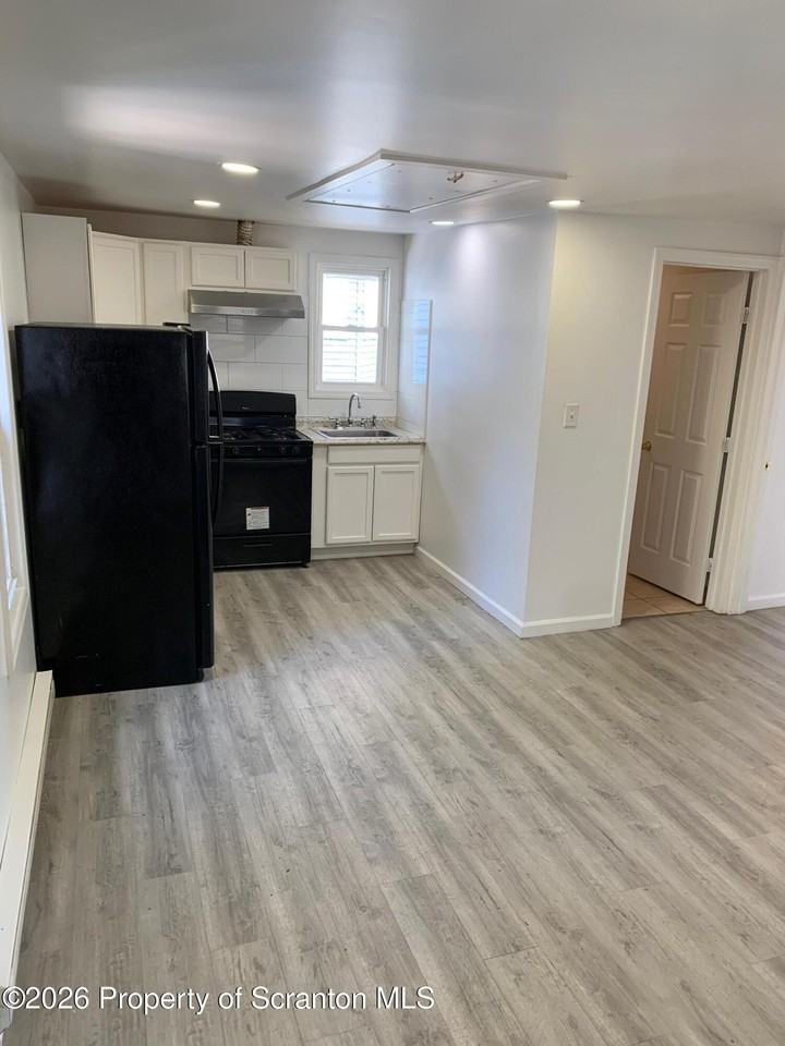404 Railroad Ave - Photo 3 of 11