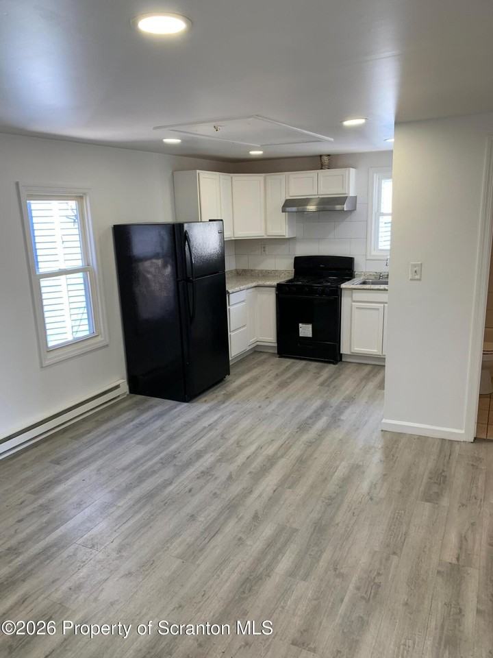 404 Railroad Ave - Photo 4 of 11