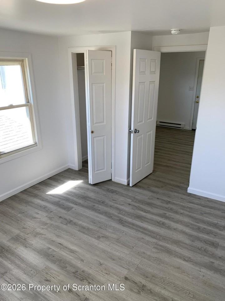404 Railroad Ave - Photo 5 of 11