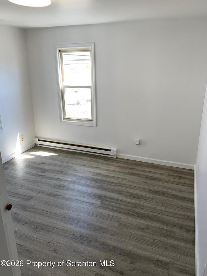 404 Railroad Ave - Photo 6 of 11