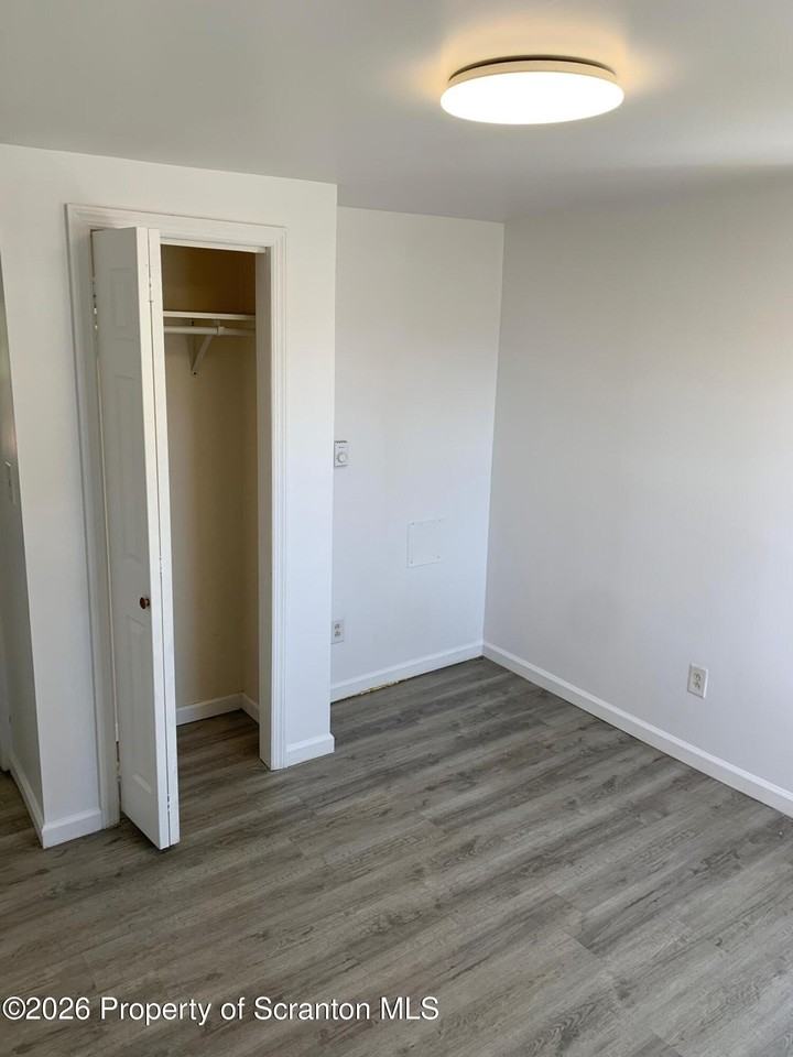 404 Railroad Ave - Photo 7 of 11