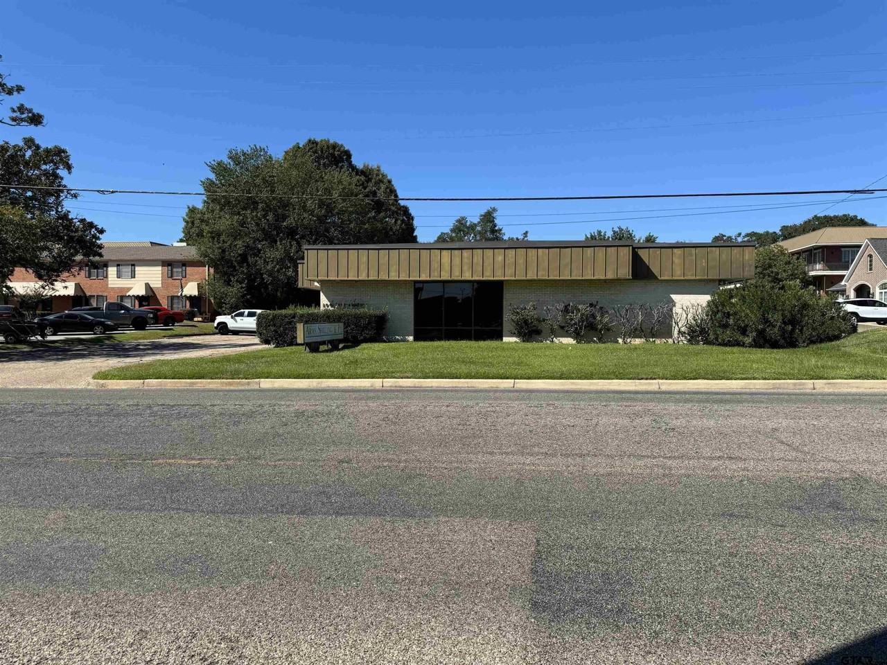 200 E Amherst Dr - Photo 4 of 46