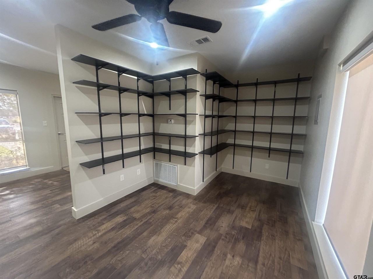 605 Chase Dr - Photo 2 of 8