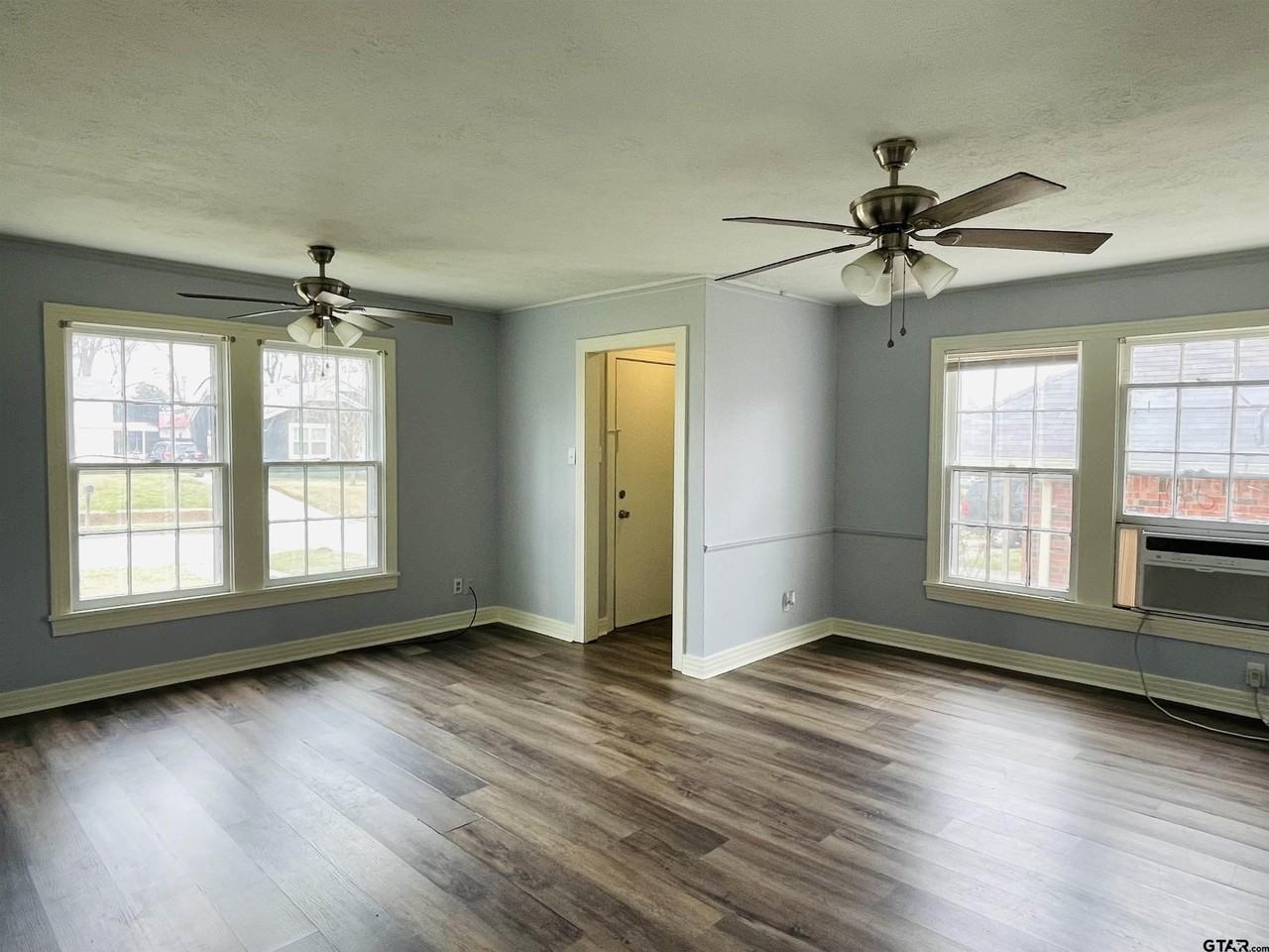 310 S Boon Ave - Photo 2 of 9