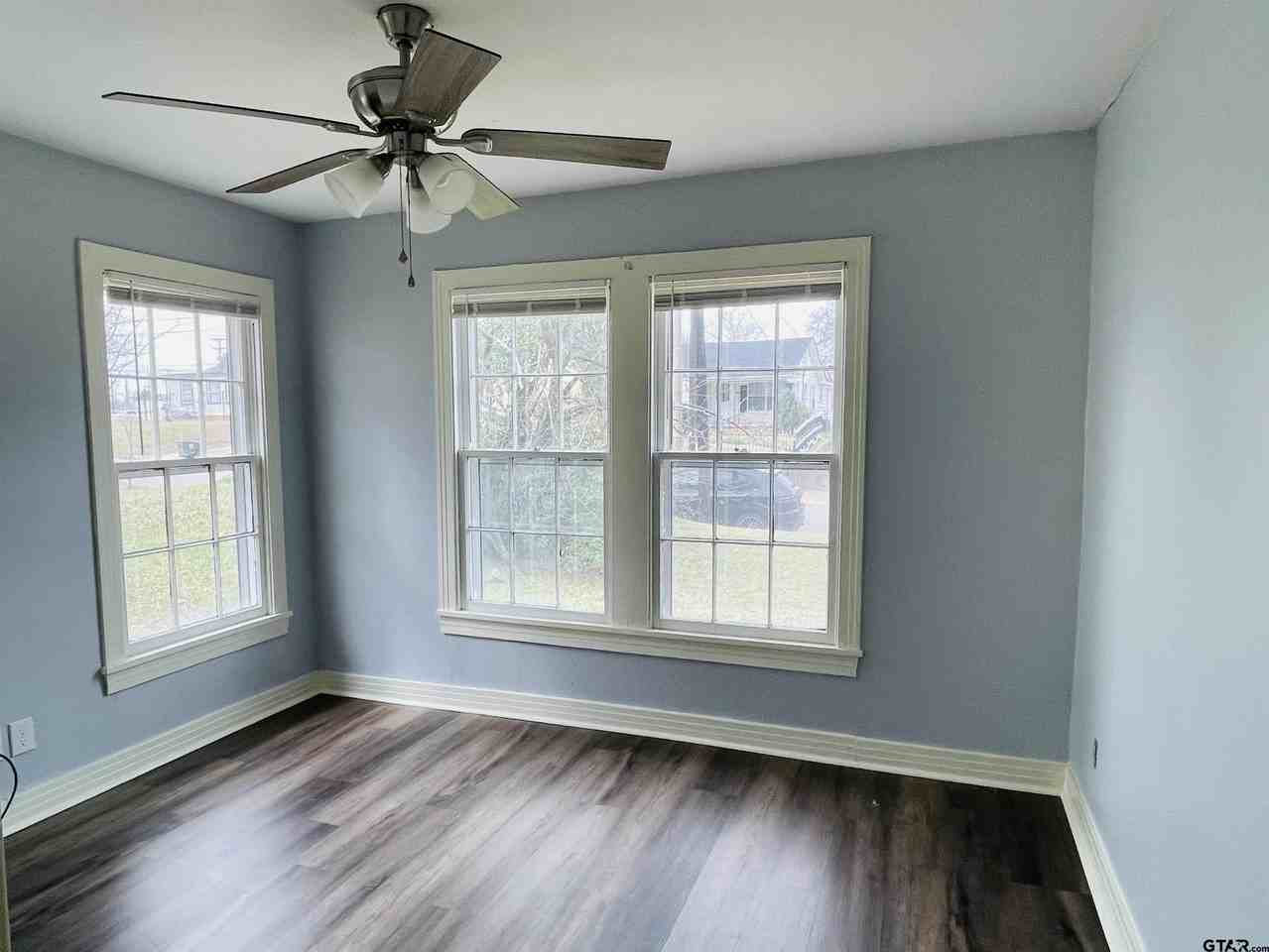 310 S Boon Ave - Photo 5 of 9