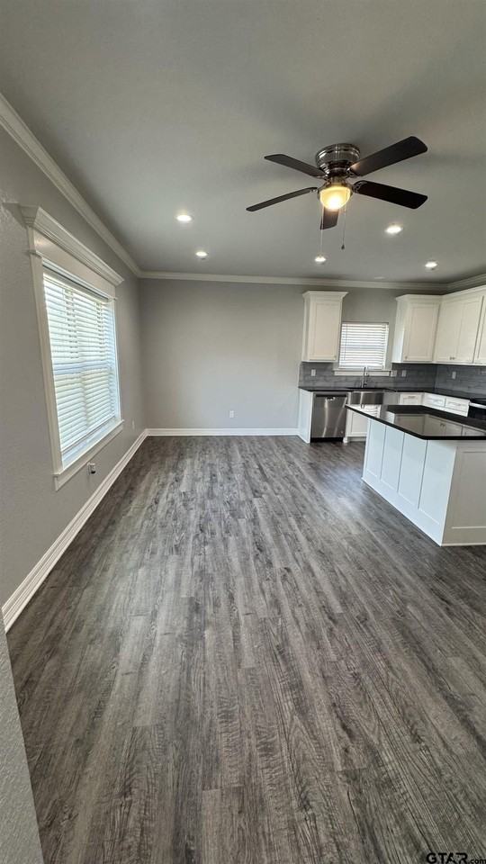826 W Franklin St - Photo 5 of 19