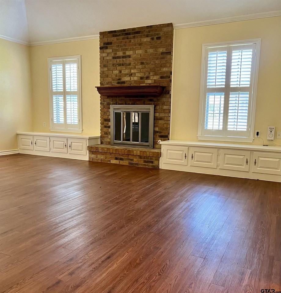 218 Heritage Cir - Photo 2 of 14