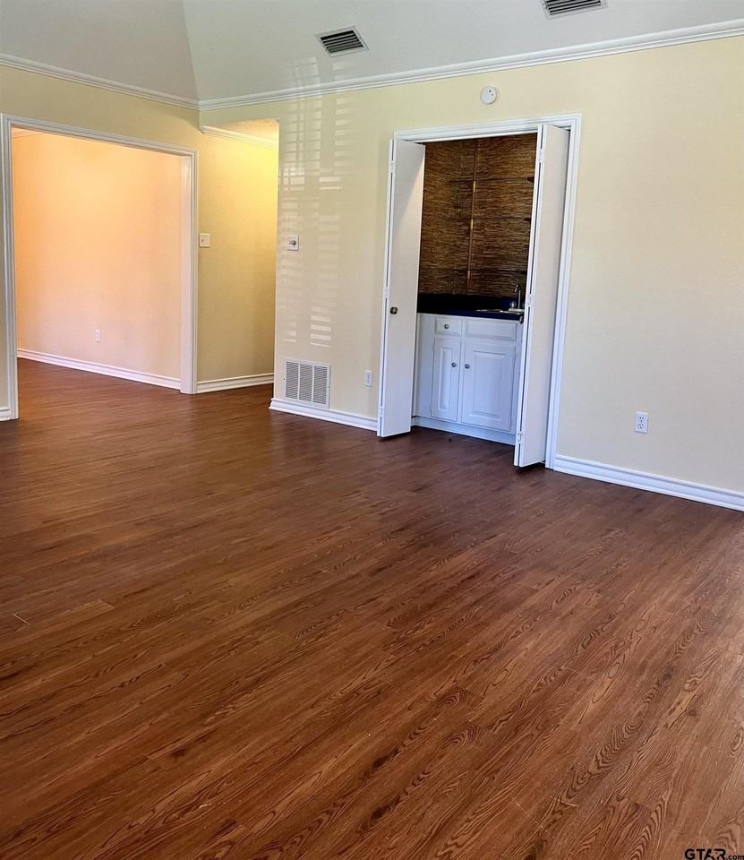 218 Heritage Cir - Photo 3 of 14