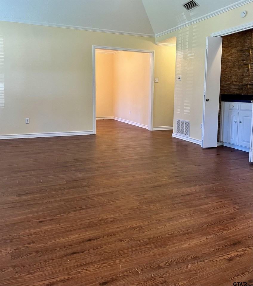 218 Heritage Cir - Photo 4 of 14
