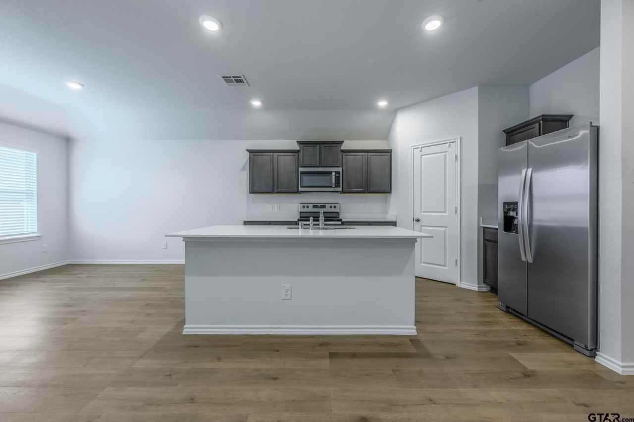 1008 N River Oaks Ln - Photo 4 of 15