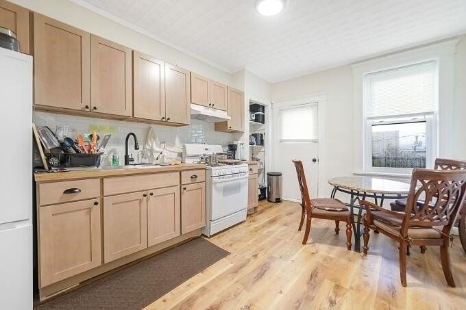 743 Harrison Ave #5 - Photo 3 of 20