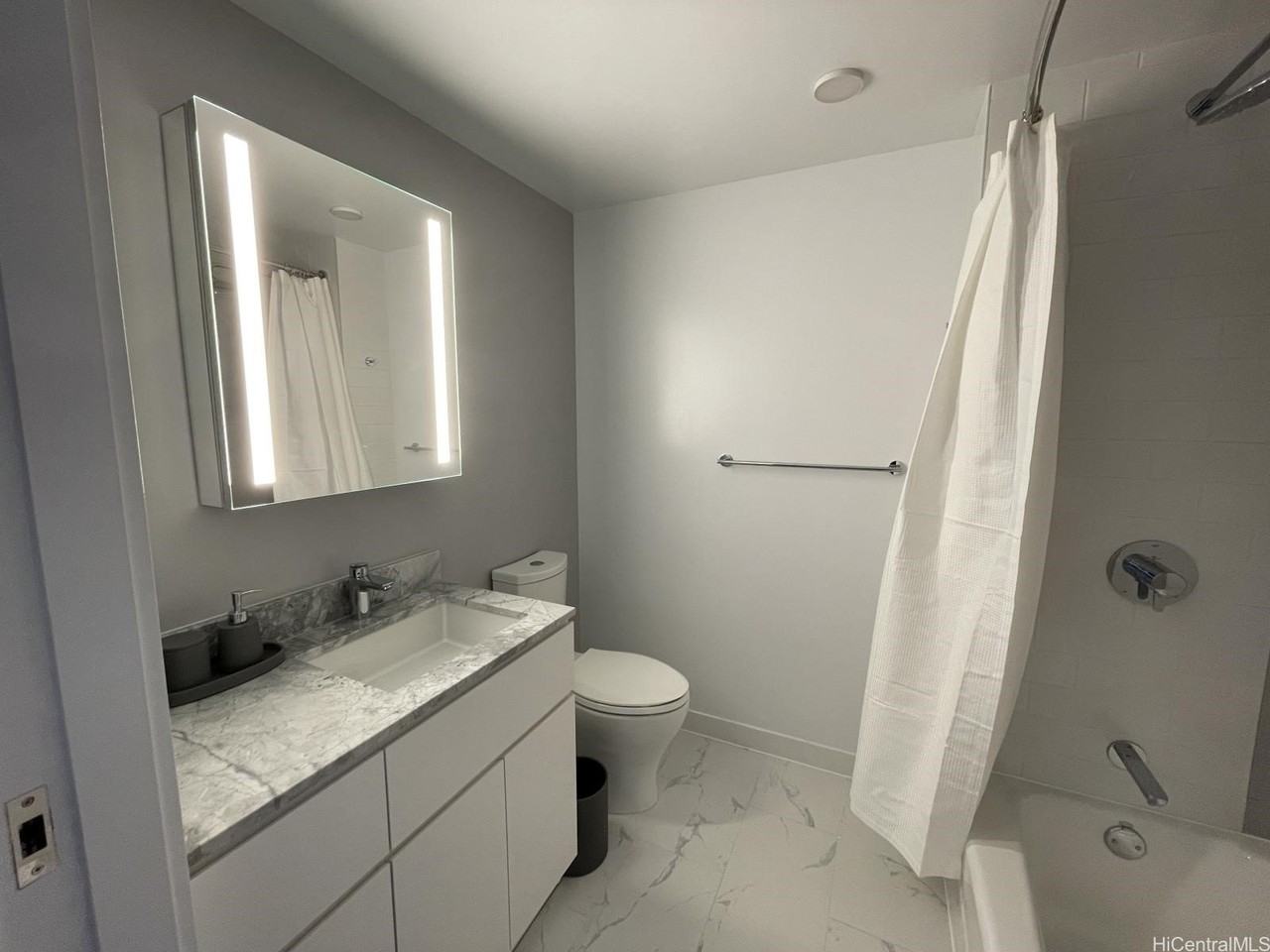 987 Queen St #227 - Photo 5 of 25
