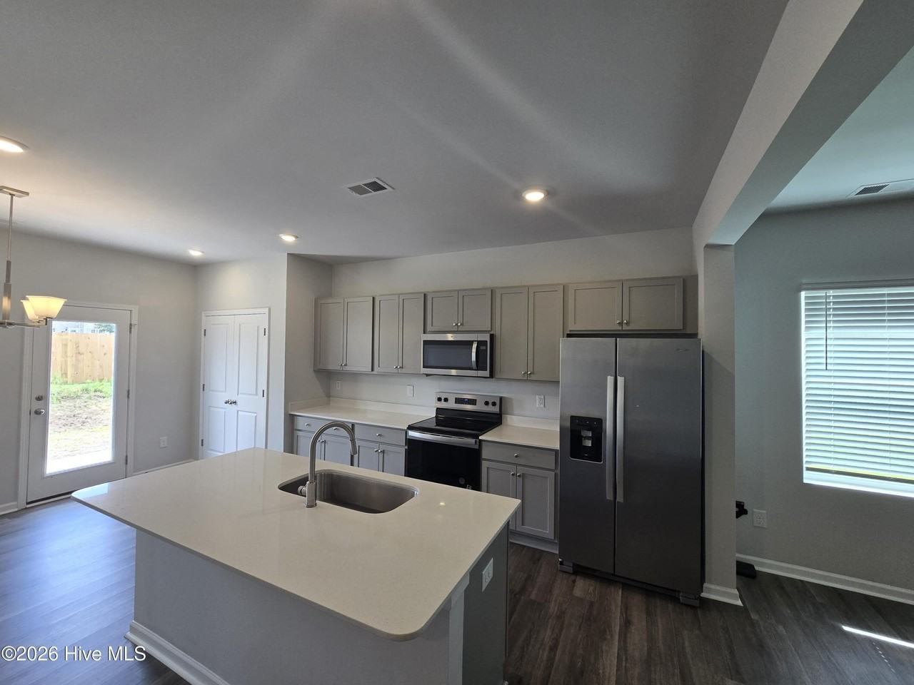 517 Sandy Hollow Dr - Photo 4 of 16