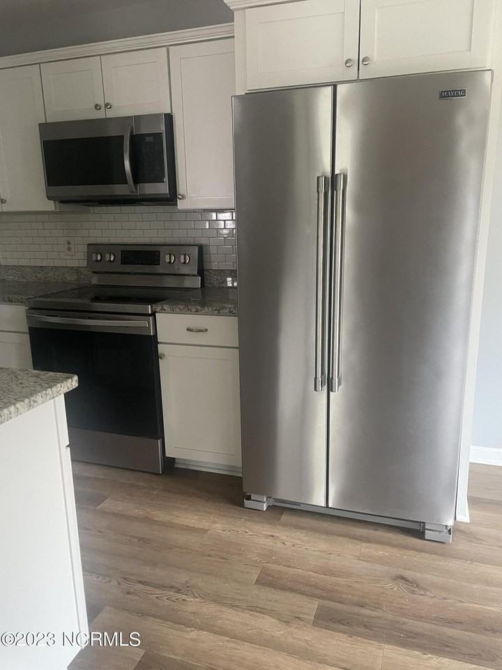 3337 Red Fox Rd - Photo 4 of 11