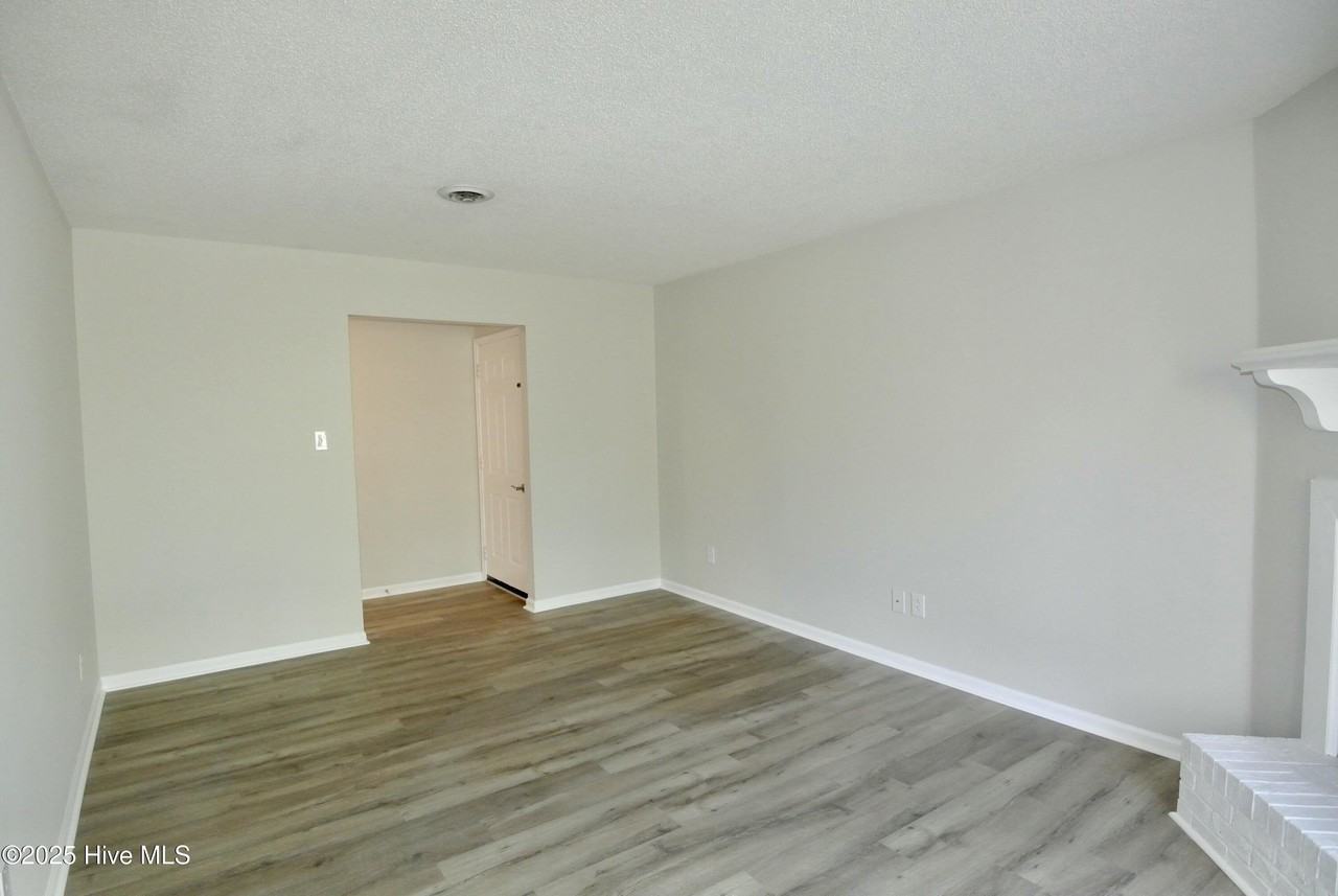1729 Elmwood St #D - Photo 4 of 15