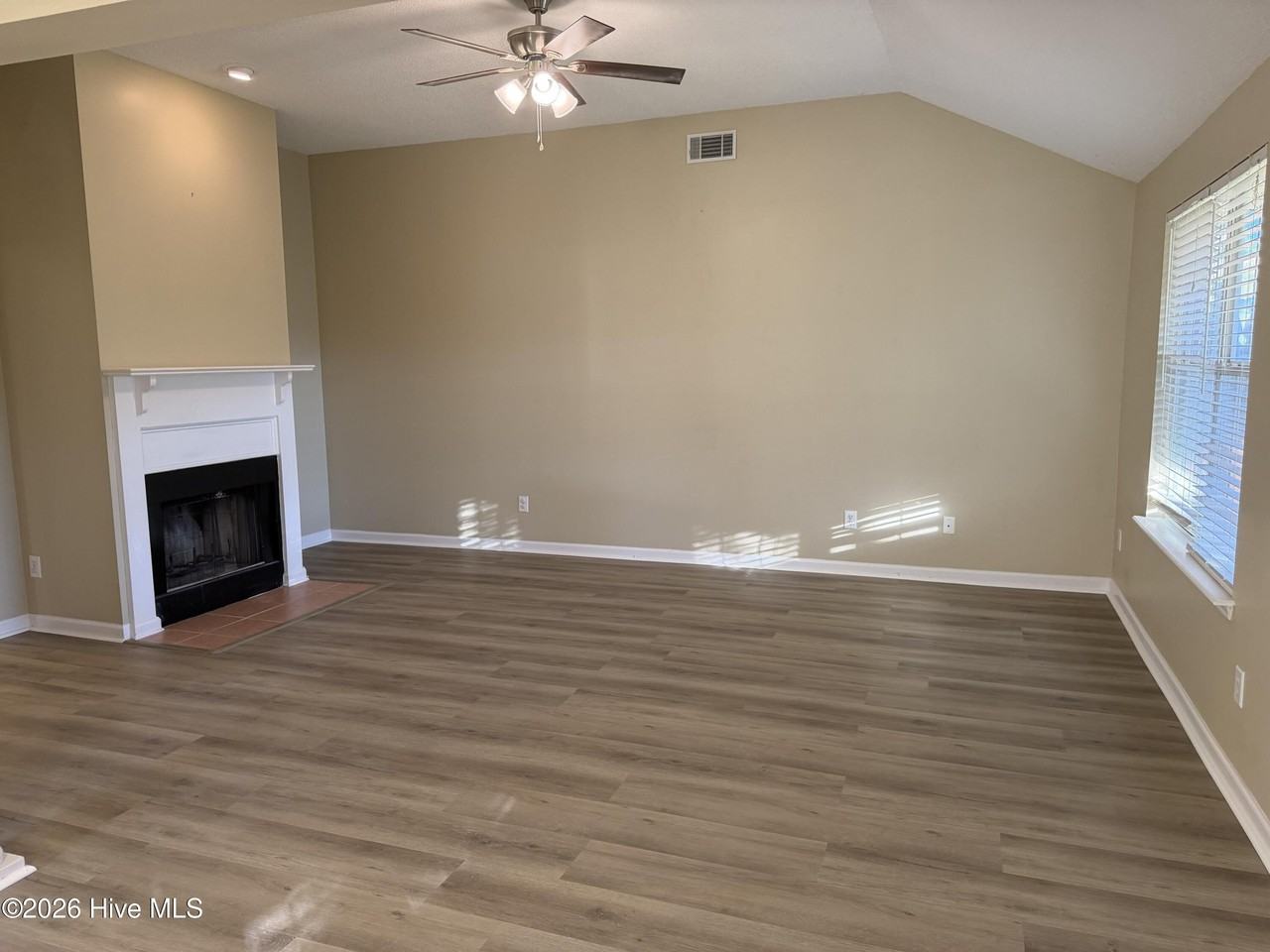 444 Madison St - Photo 6 of 31