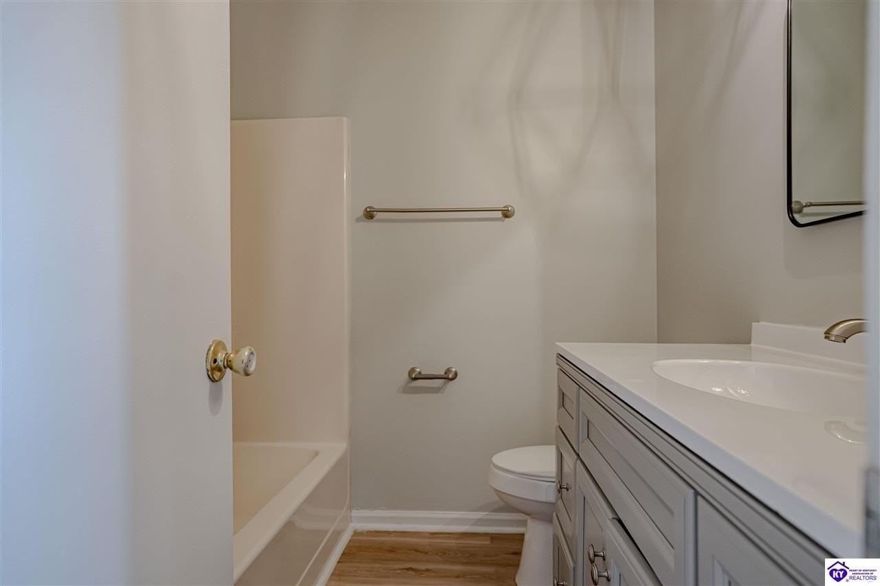 1311 Farmingdale Dr Apt A - Photo 3 of 34