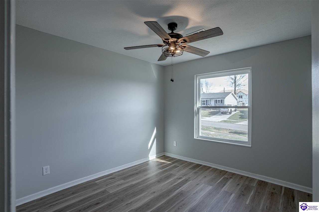 1311 Farmingdale Dr Apt A - Photo 5 of 34