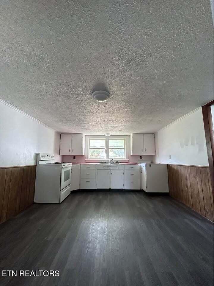 205 S Front St - Photo 4 of 8