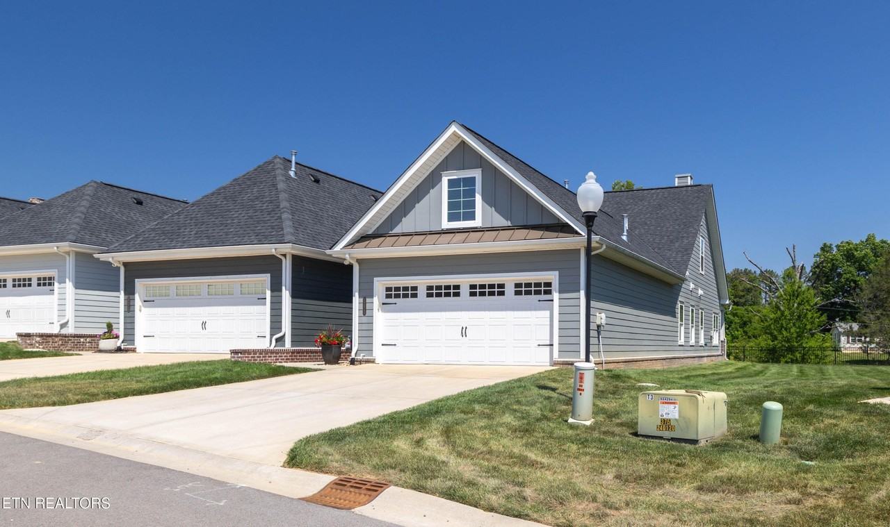 12623 Needlepoint Dr - Photo 4 of 50