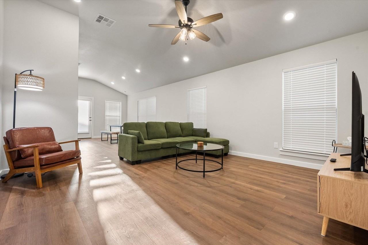 2166 Langford Ave - Photo 3 of 17