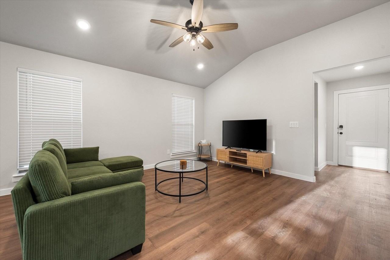 2166 Langford Ave - Photo 4 of 17