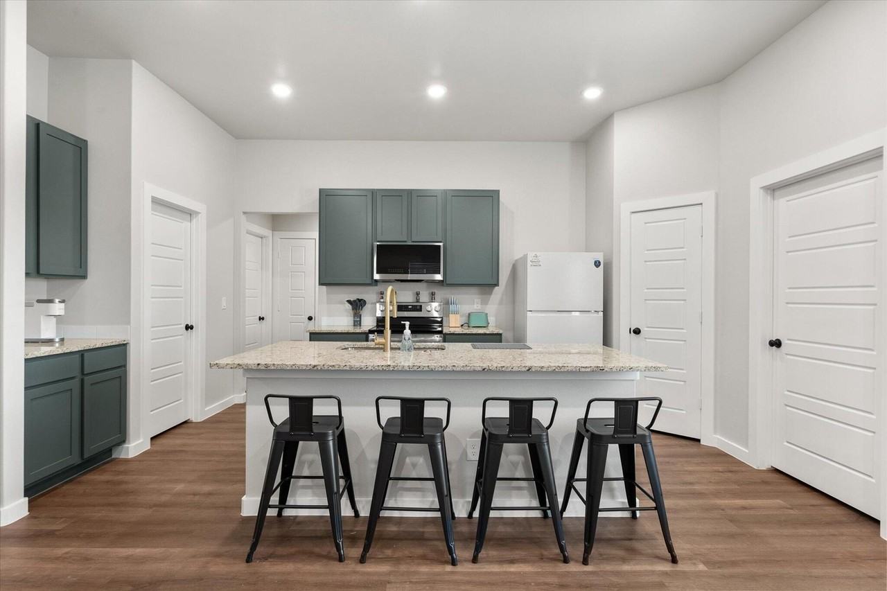 2166 Langford Ave - Photo 5 of 17