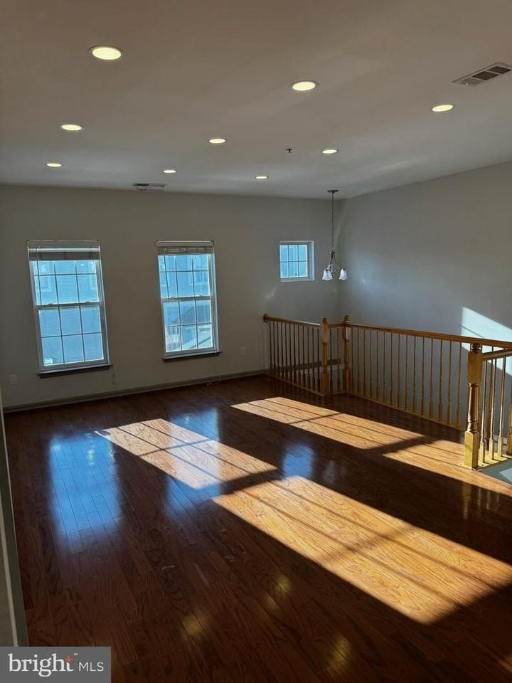 20240 Macglashan Ter - Photo 5 of 45