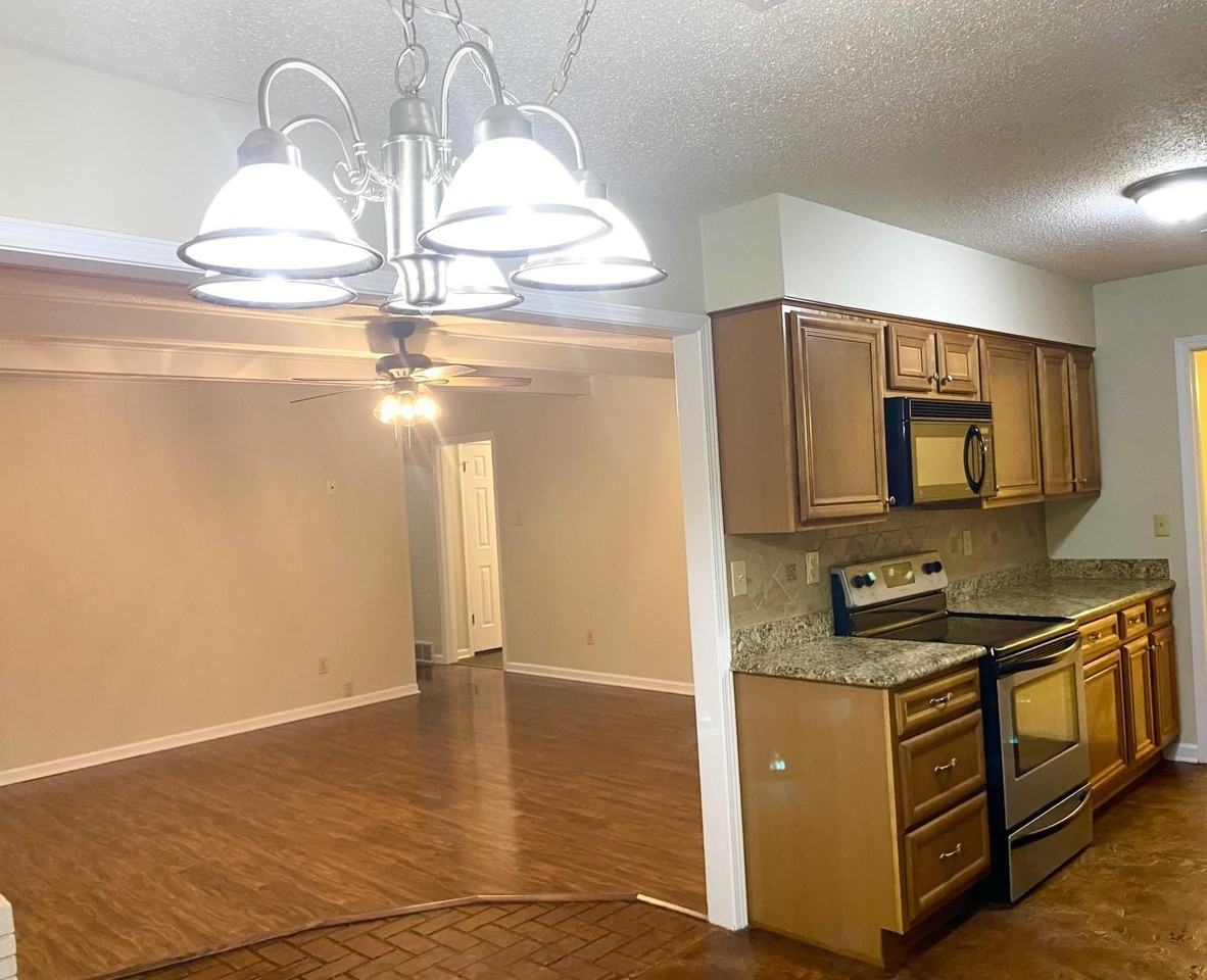 7918 Farmingdale Rd - Photo 3 of 12