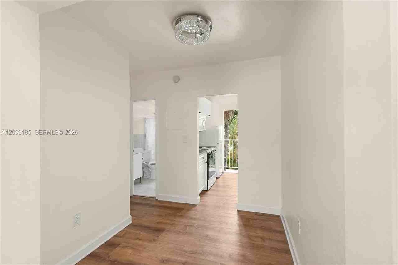 900 Euclid Ave #14 - Photo 4 of 18