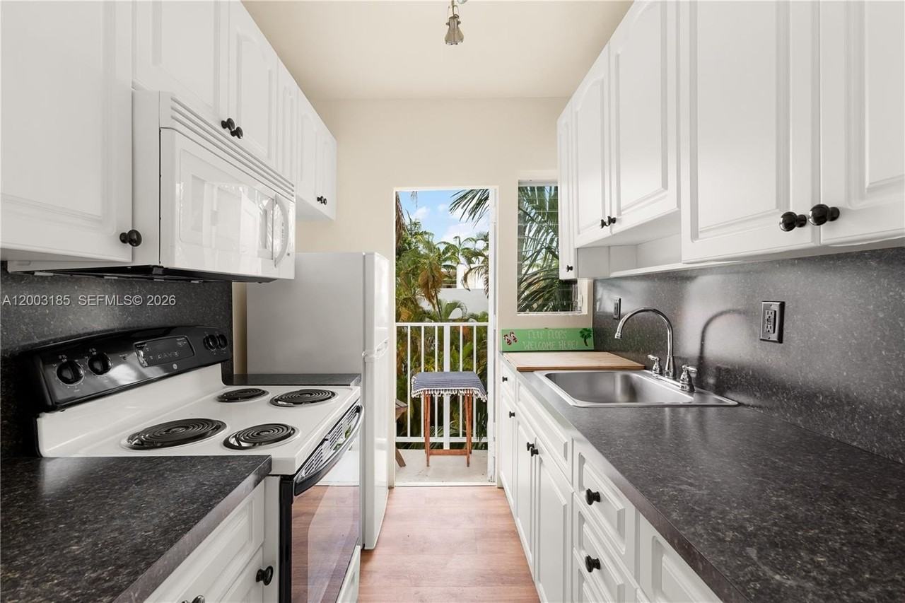 900 Euclid Ave #14 - Photo 5 of 18