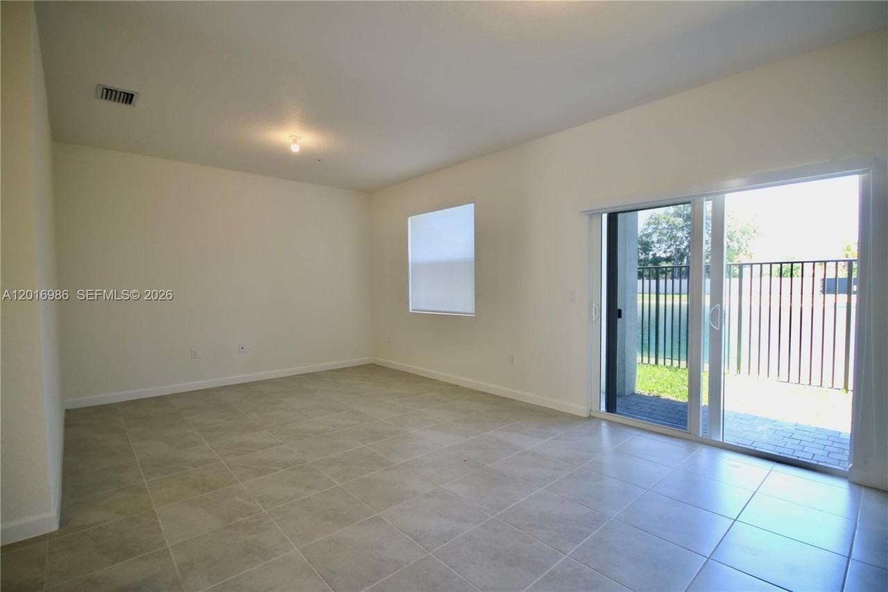 18426 Sw 2nd St - Photo 7 of 21