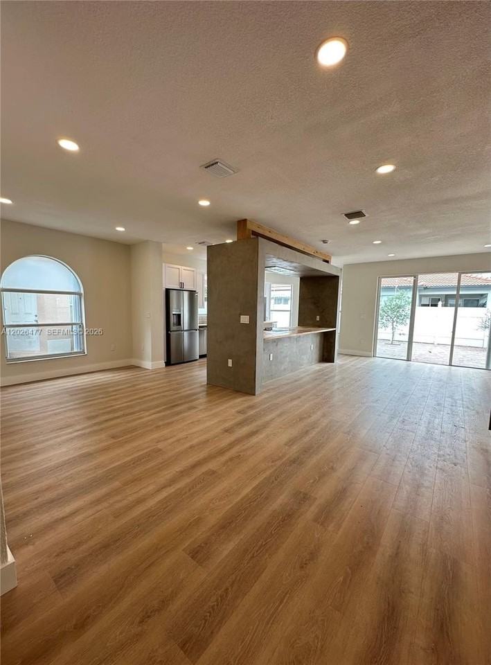 3761 Ne 10th St - Photo 2 of 13
