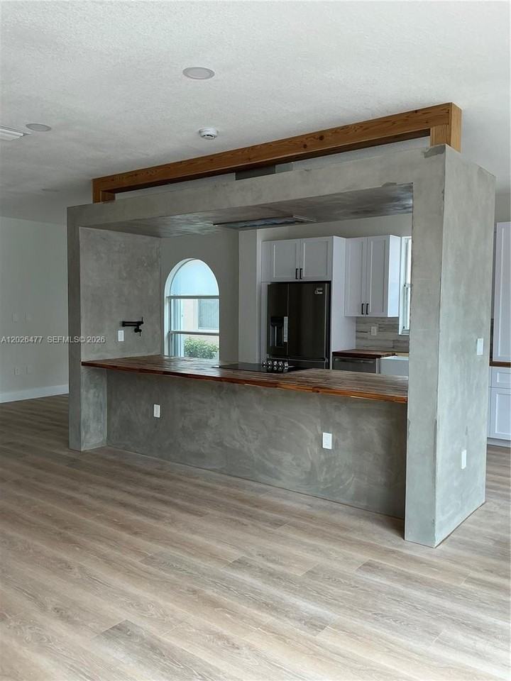 3761 Ne 10th St - Photo 4 of 13